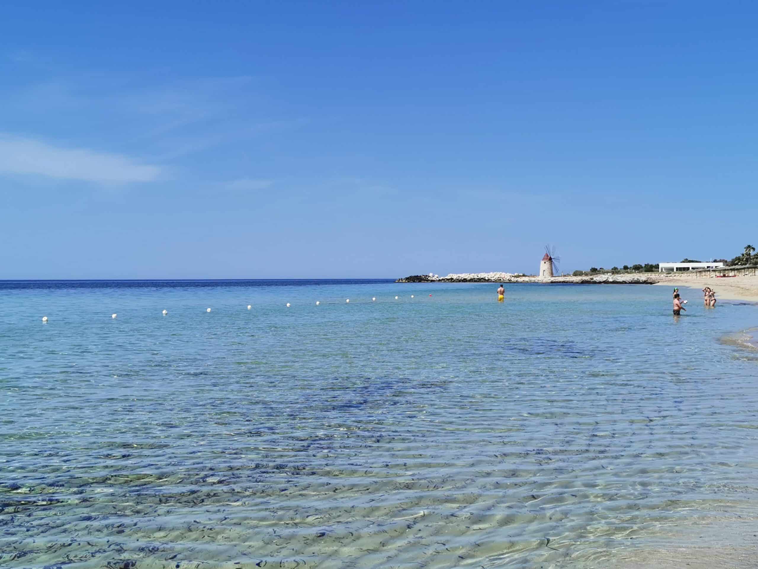 Spiaggia sabbiosa di Trapani con mare cristallino