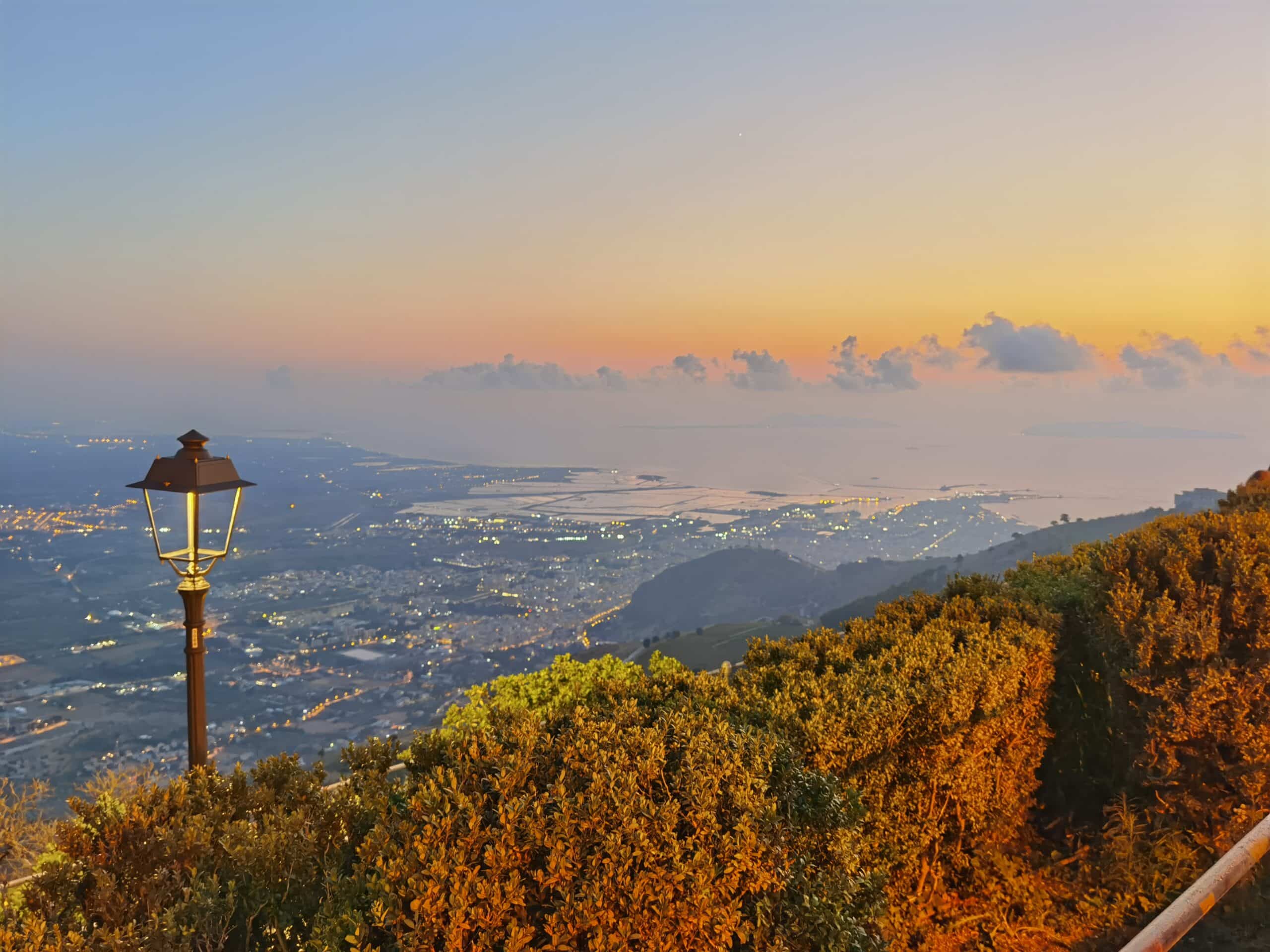 Borgo medievale di Erice visto dal castello con panorama sulla costa